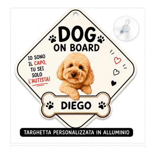 Targhetta Dog on Board in alluminio con ventosa su sfondo bianco