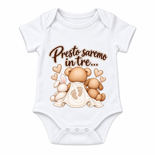 Body Neonato ''Presto Saremo in Tre...'' | Annuncio Gravidanza | AMA SHOP